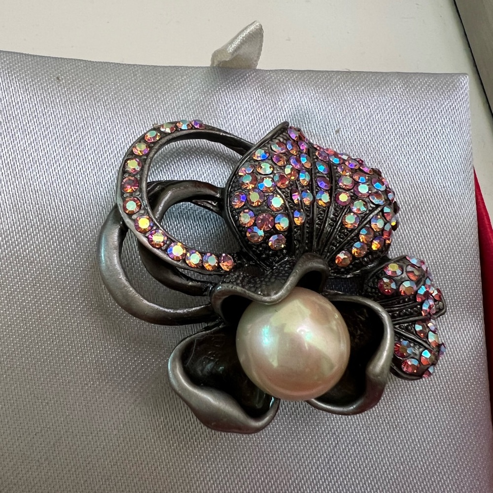 Brooch with CZ crystal and man made pearl 1.5 inch x 1.5 inch。 pewter metal